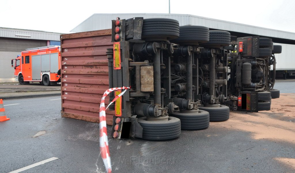 LKW umgestuerzt Niehler Hafen P048.JPG